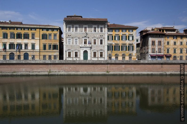 Palazzio Vitelli et Università di Pisa au bord de l'Arno. Photo © André M. Winter
