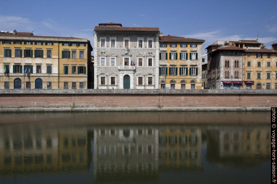 Palazzio Vitelli et Università di Pisa au bord de l'Arno. Photo © André M. Winter