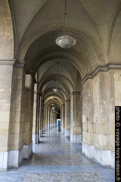 Arcades de l'hôtel de ville de Pise. Photo © Alex Medwedeff