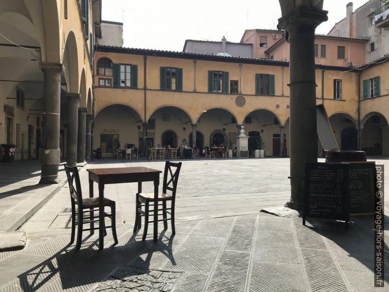 Table sur la Piazza delle Vettovaglie. Photo © Alex Medwedeff