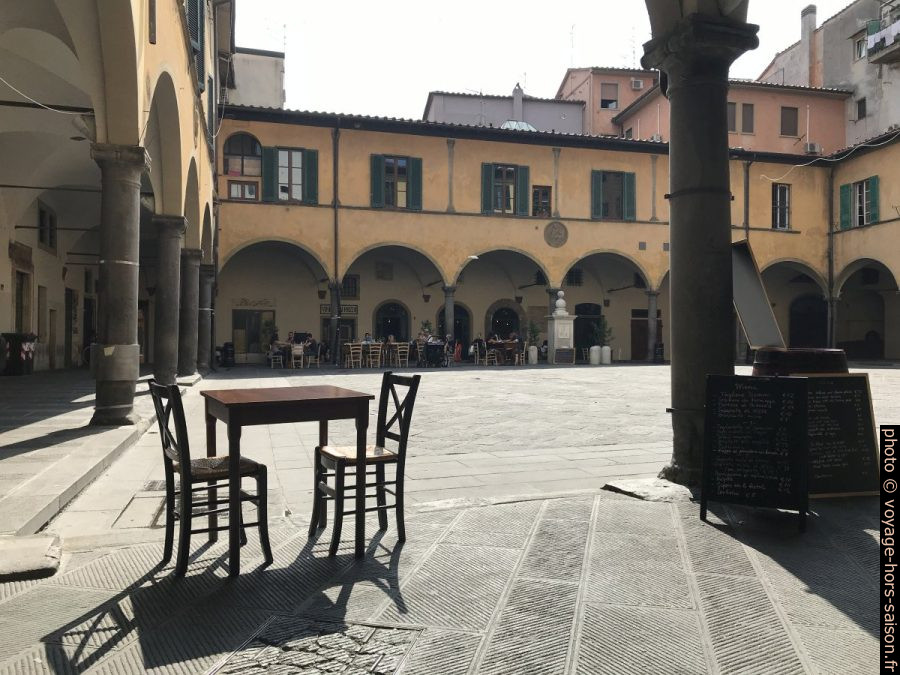 Table sur la Piazza delle Vettovaglie. Photo © Alex Medwedeff
