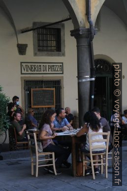 Terrasse sur la Piazza delle Vettovaglie. Photo © Alex Medwedeff