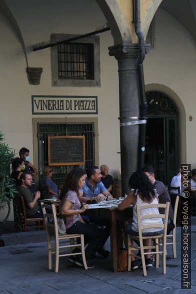 Terrasse sur la Piazza delle Vettovaglie. Photo © Alex Medwedeff