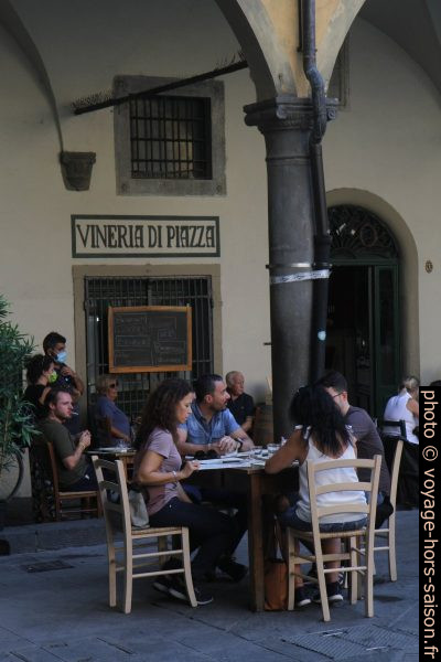 Terrasse sur la Piazza delle Vettovaglie. Photo © Alex Medwedeff