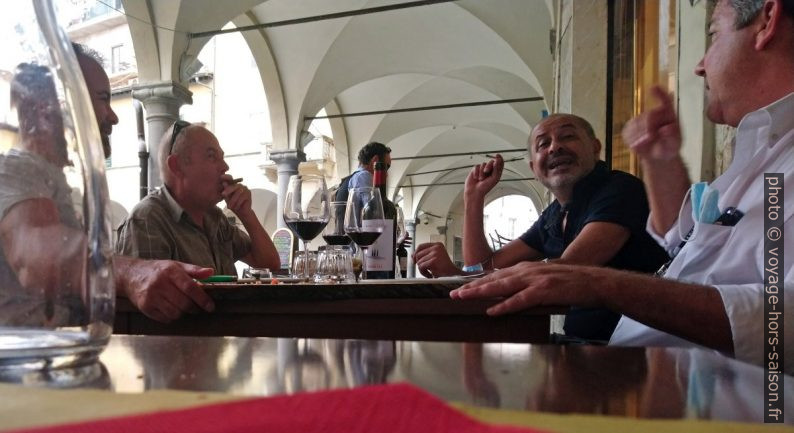 Discussion sur une terrasse sur la Piazza delle Vettovaglie. Photo © André M. Winter