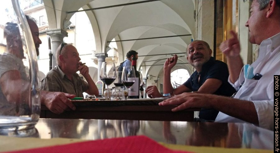 Discussion sur une terrasse sur la Piazza delle Vettovaglie. Photo © André M. Winter