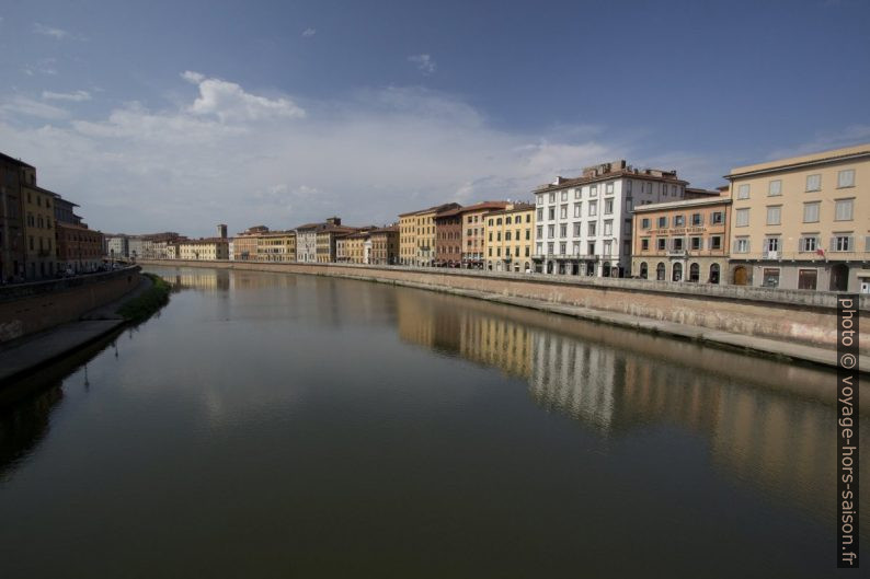 L'Arno vu en direction aval du Ponte di Mezzo. Photo © André M. Winter