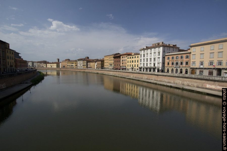 L'Arno vu en direction aval du Ponte di Mezzo. Photo © André M. Winter