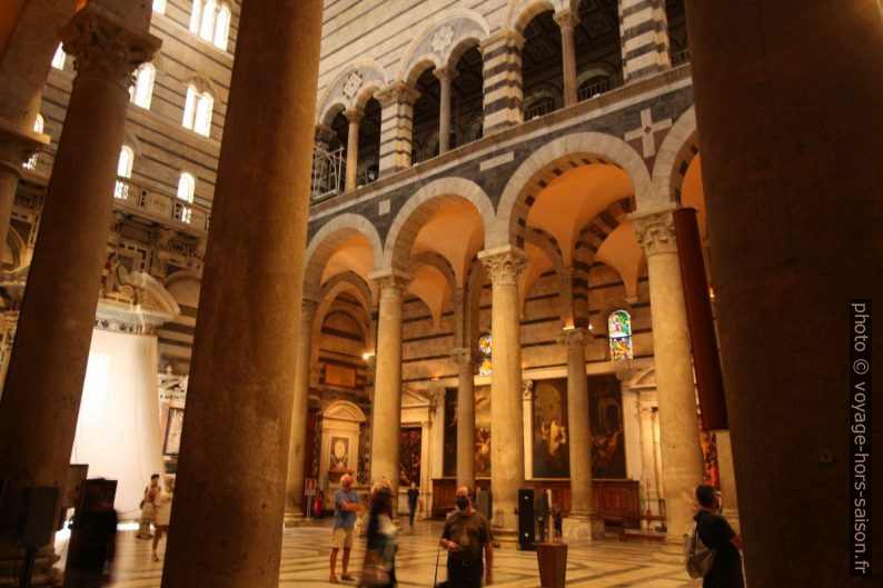 Vue vers le narthex de la cathédrale de Pise. Photo © André M. Winter