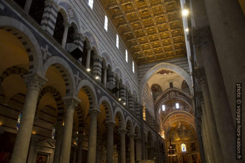Colonnes et le plafond de la nef de la cathédrale de Pise. Photo © Alex Medwedeff