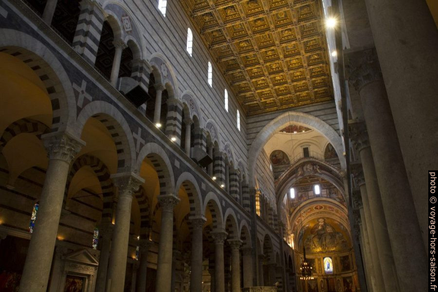 Colonnes et le plafond de la nef de la cathédrale de Pise. Photo © Alex Medwedeff