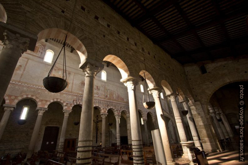 Nef de la Basilica di San Pietro Apostolo. Photo © André M. Winter