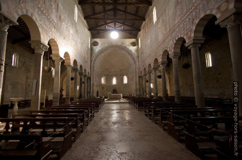 Nef et abside est de la Basilica di San Pietro Apostolo. Photo © André M. Winter