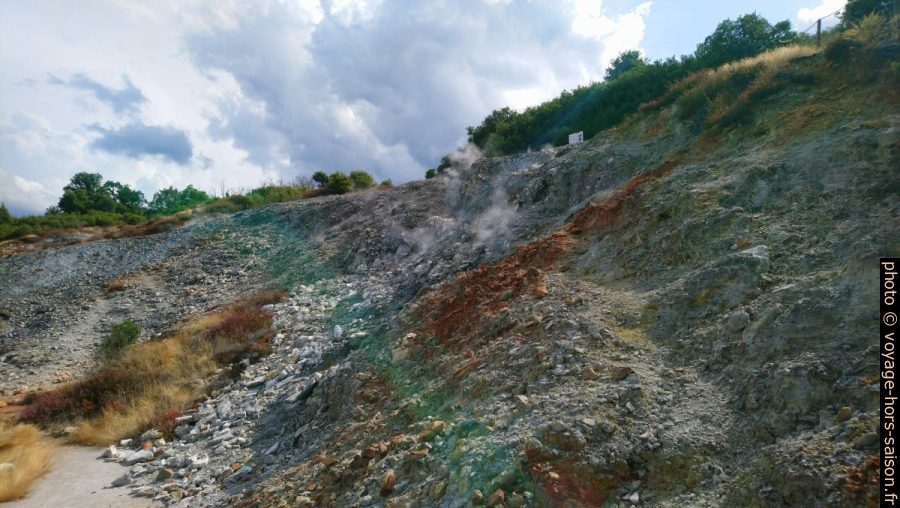 Fumerolles et traces de soufre près de Sasso Pisano. Photo © André M. Winter