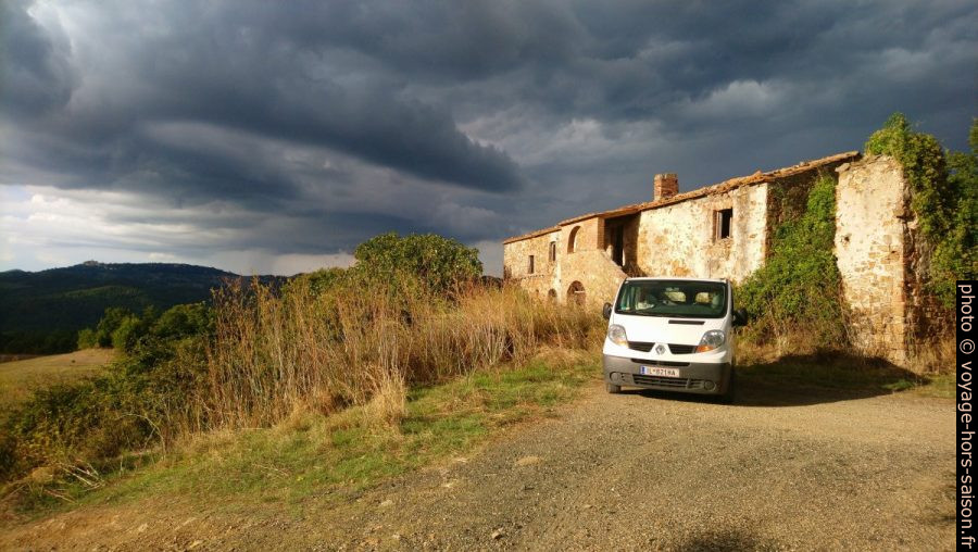 Notre trafic devant la ferme en ruine de Podere il Bagno. Photo © André M. Winter