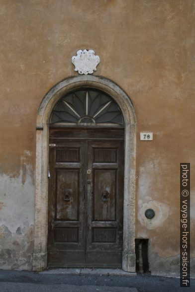 Une porte du centre-ville de Volterra. Photo © Alex Medwedeff