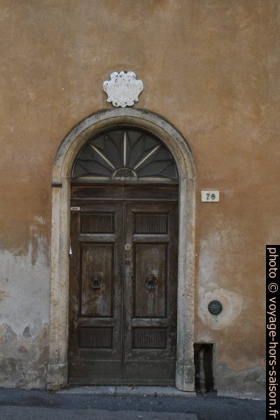 Une porte du centre-ville de Volterra. Photo © Alex Medwedeff