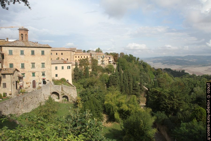 Vue de la Piazza XX Settembre vers la partie ouest de Volterra. Photo © Alex Medwedeff