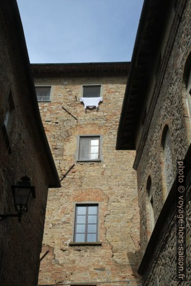 Maisons anciennes du centre de Volterra. Photo © Alex Medwedeff