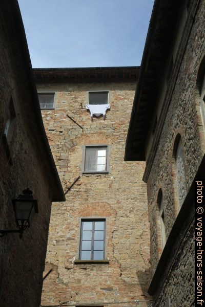 Maisons anciennes du centre de Volterra. Photo © Alex Medwedeff