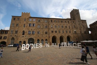 Installation de Bodies sur la Piazza dei Priori à Volterra. Photo © André M. Winter