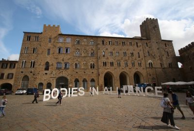 Installation de Bodies sur la Piazza dei Priori à Volterra. Photo © André M. Winter