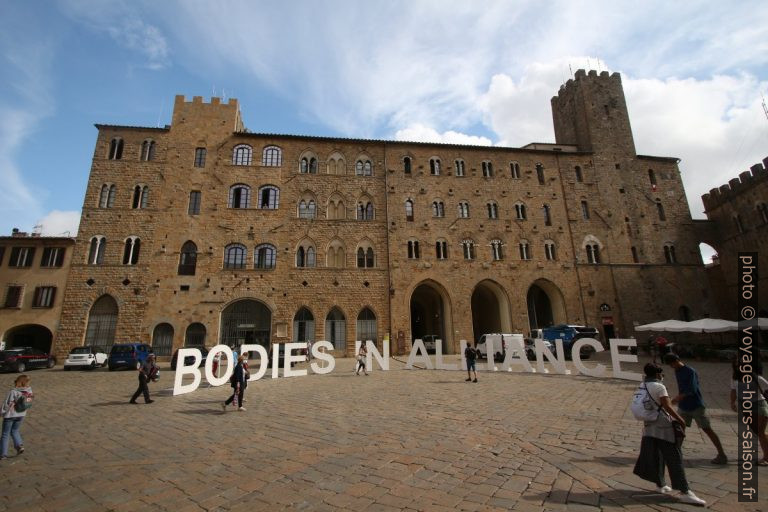 Installation de Bodies sur la Piazza dei Priori à Volterra. Photo © André M. Winter