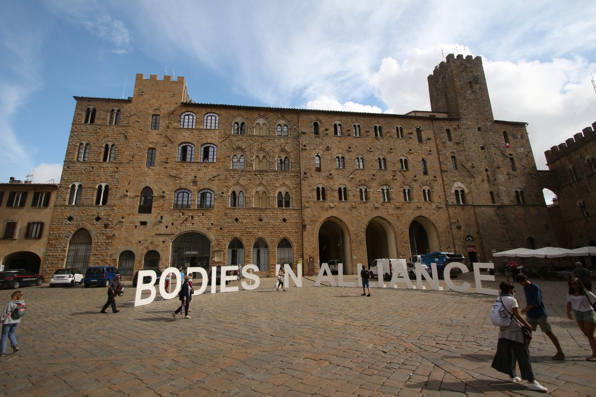 Installation de Bodies sur la Piazza dei Priori à Volterra. Photo © André M. Winter