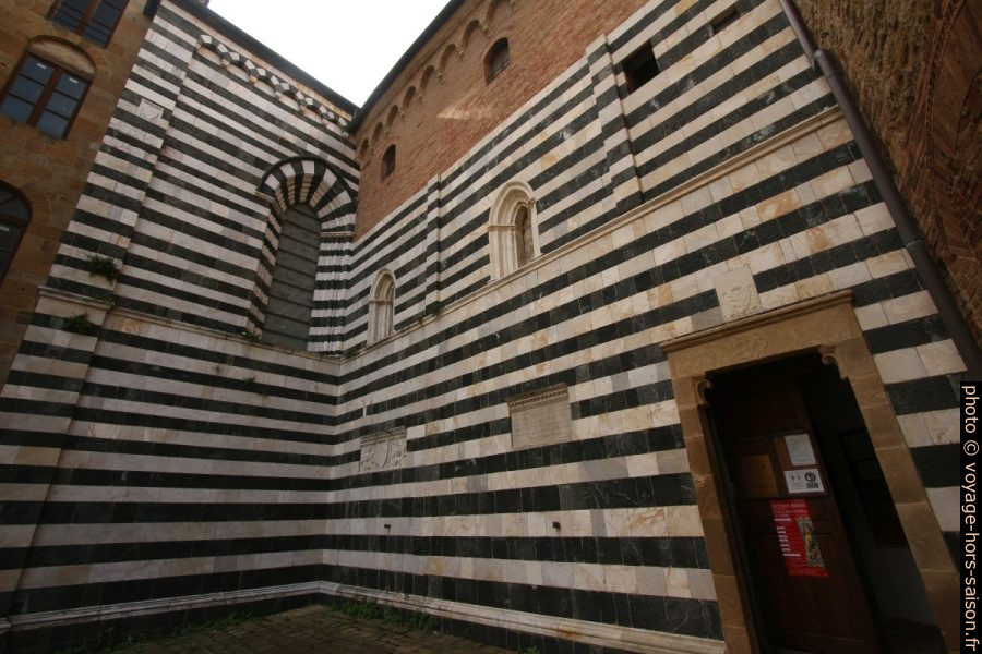 Cathédrale Santa Maria Assunta de Volterra vue de la Piazza dei Priori. Photo © André M. Winter
