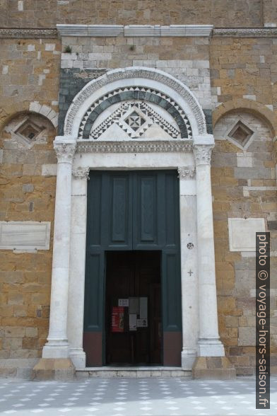 Porte principale sud-ouest du Duomo di Volterra. Photo © Alex Medwedeff