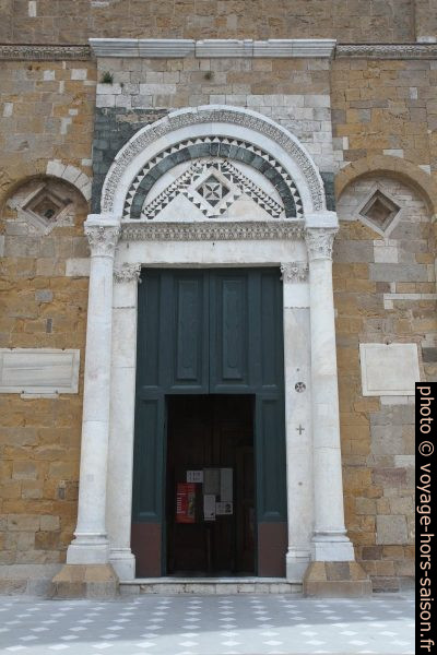 Porte principale sud-ouest du Duomo di Volterra. Photo © Alex Medwedeff