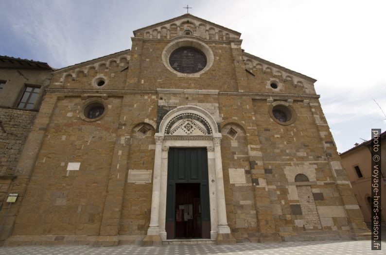 Façade principale sud-ouest du Duomo di Volterra. Photo © André M. Winter