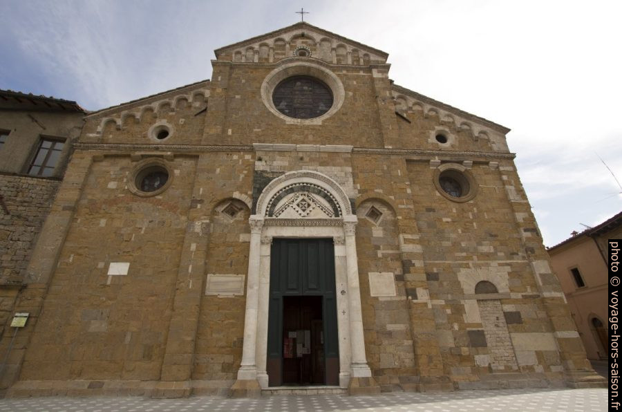 Façade principale sud-ouest du Duomo di Volterra. Photo © André M. Winter