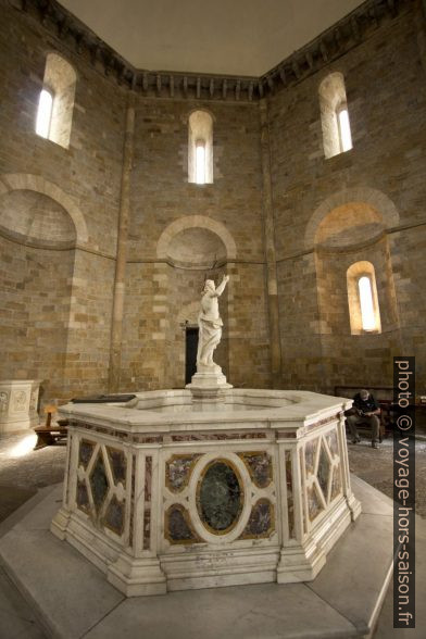 Fonts baptismaux du battistero di San Giovanni di Volterra. Photo © André M. Winter