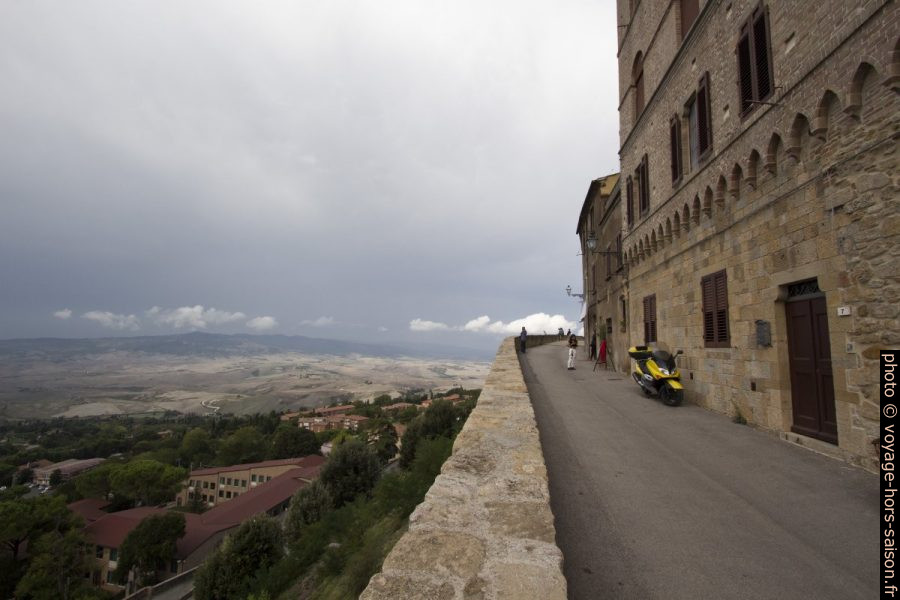 Via Lungo le Mura au sud-ouest du centre de Volterra. Photo © André M. Winter