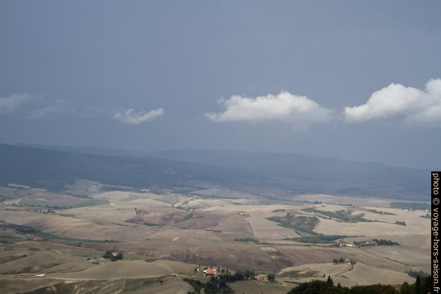 Le paysage au sud-ouest de Volterra. Photo © Alex Medwedeff