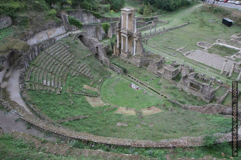 Le théâtre romain de Volterra. Photo © Alex Medwedeff