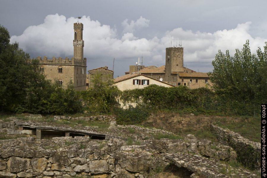 Le Palazzo dei Priori et d'autres tours vus de l'acropole étrusque. Photo © Alex Medwedeff