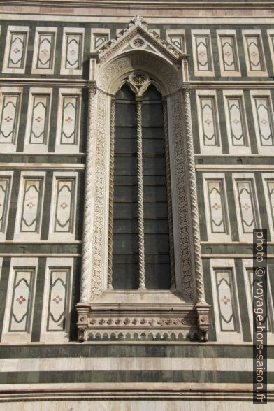 Une fenêtre de la façade sud de la cathédrale de Florence. Photo © André M. Winter