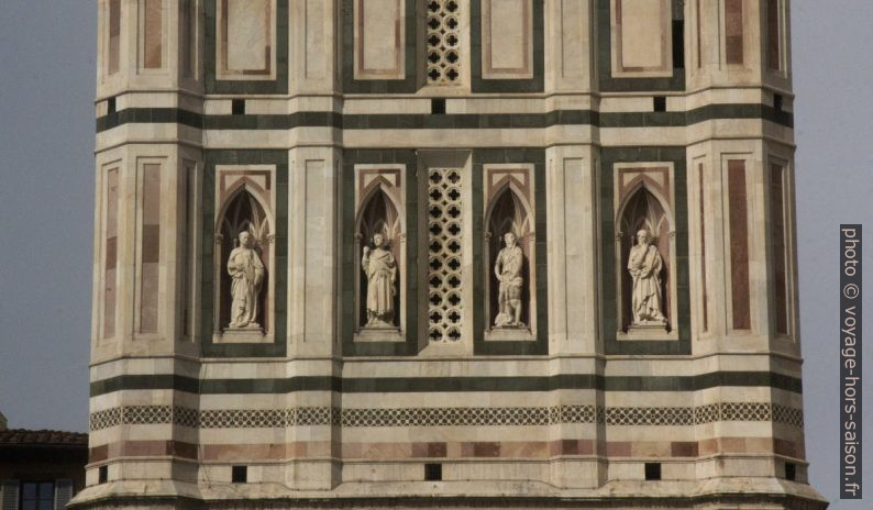 Statues sur une face du Campanile de Giotto. Photo © André M. Winter