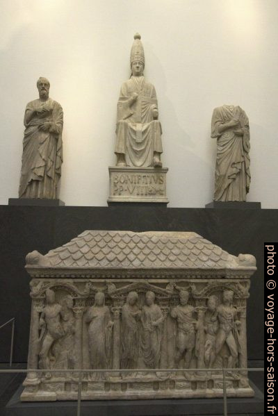 Statues d'un pape et de prophètes par Arnolfo di Cambio et un sarcophage romain du 2e siècle. Photo © André M. Winter