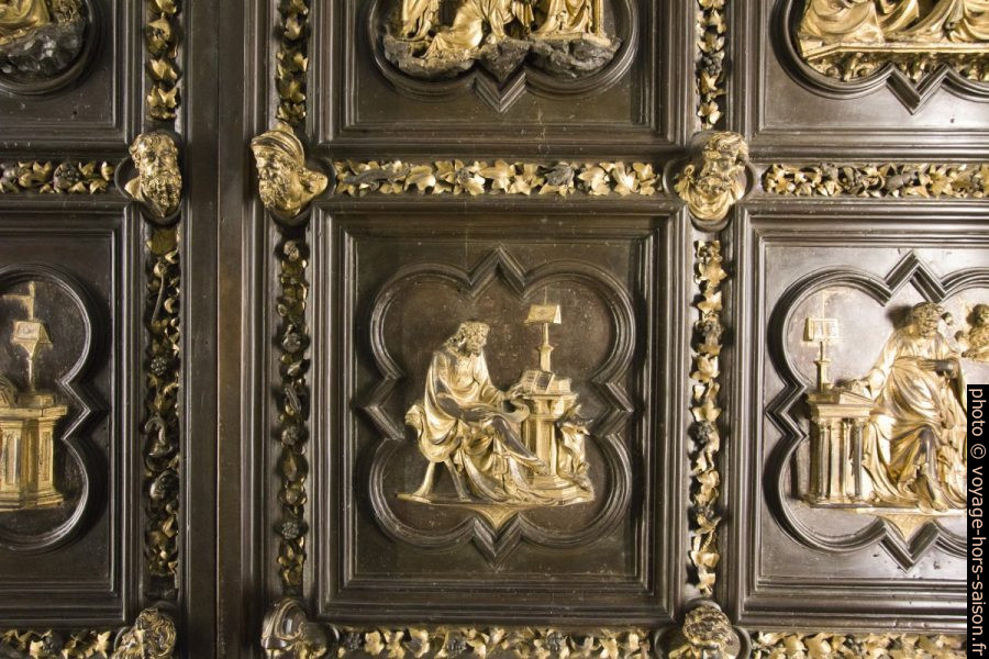 Détail de la porte nord du baptistère de Florence avec San Luca. Photo © André M. Winter