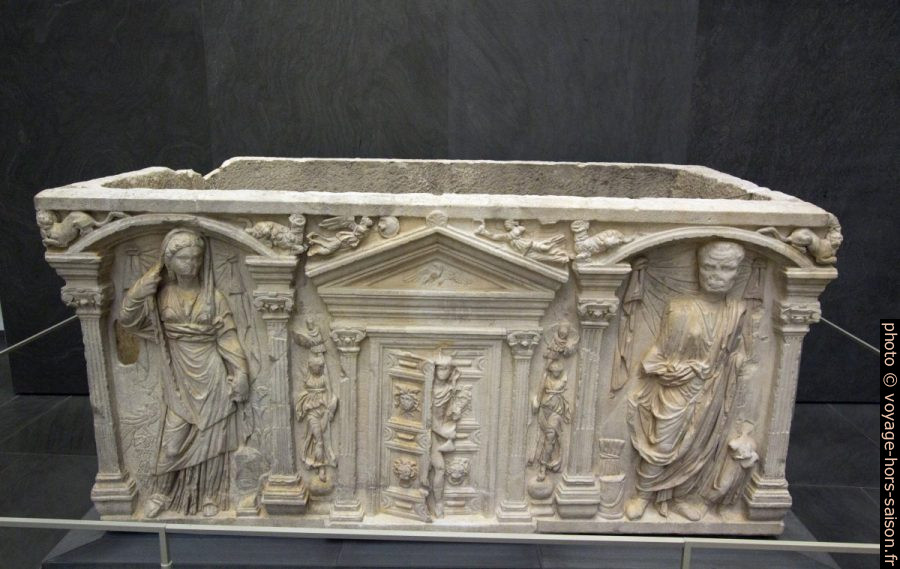 Sarcophage romain du 2e siècle avec la Porte des Enfers gardé par Mercure. Photo © André M. Winter