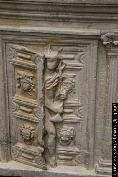Représentation de la Porte des Enfers gardé par Mercure sur un sarcophage romain du 2esiècle. Photo © Alex Medwedeff