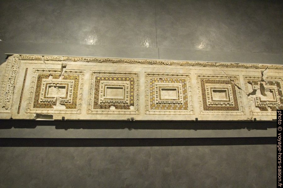 Architrave de la porte principale de façade arnolfienne de la fin du 13e siècle. Photo © André M. Winter