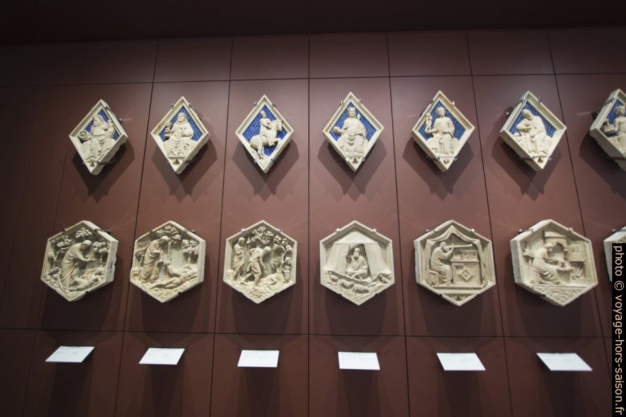 Reliefs hexagonaux et en losanges du campanile de Giotto. Photo © André M. Winter