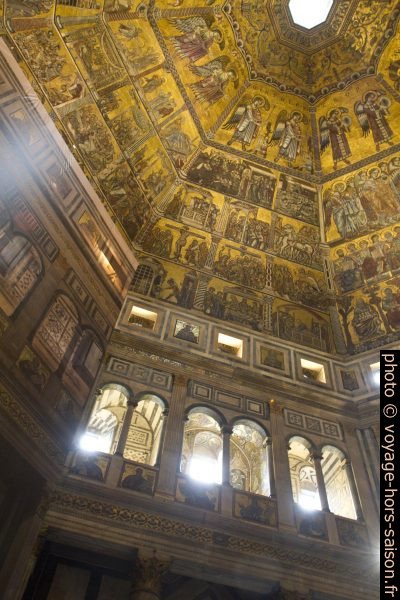 Mosaïque et arcades du Baptistère de Florence. Photo © Alex Medwedeff
