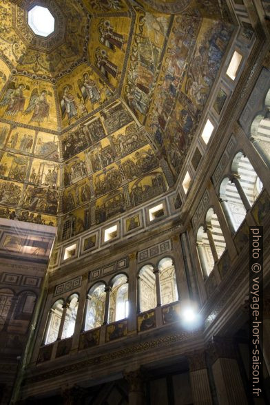 Mosaïque et arcades du Baptistère de Florence. Photo © André M. Winter