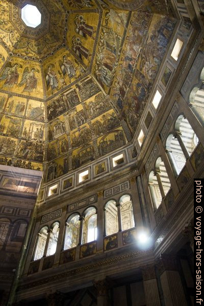 Mosaïque et arcades du Baptistère de Florence. Photo © André M. Winter
