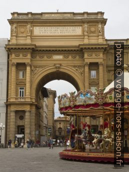 L'arc de la Piazza della Repubblica. Photo © Alex Medwedeff
